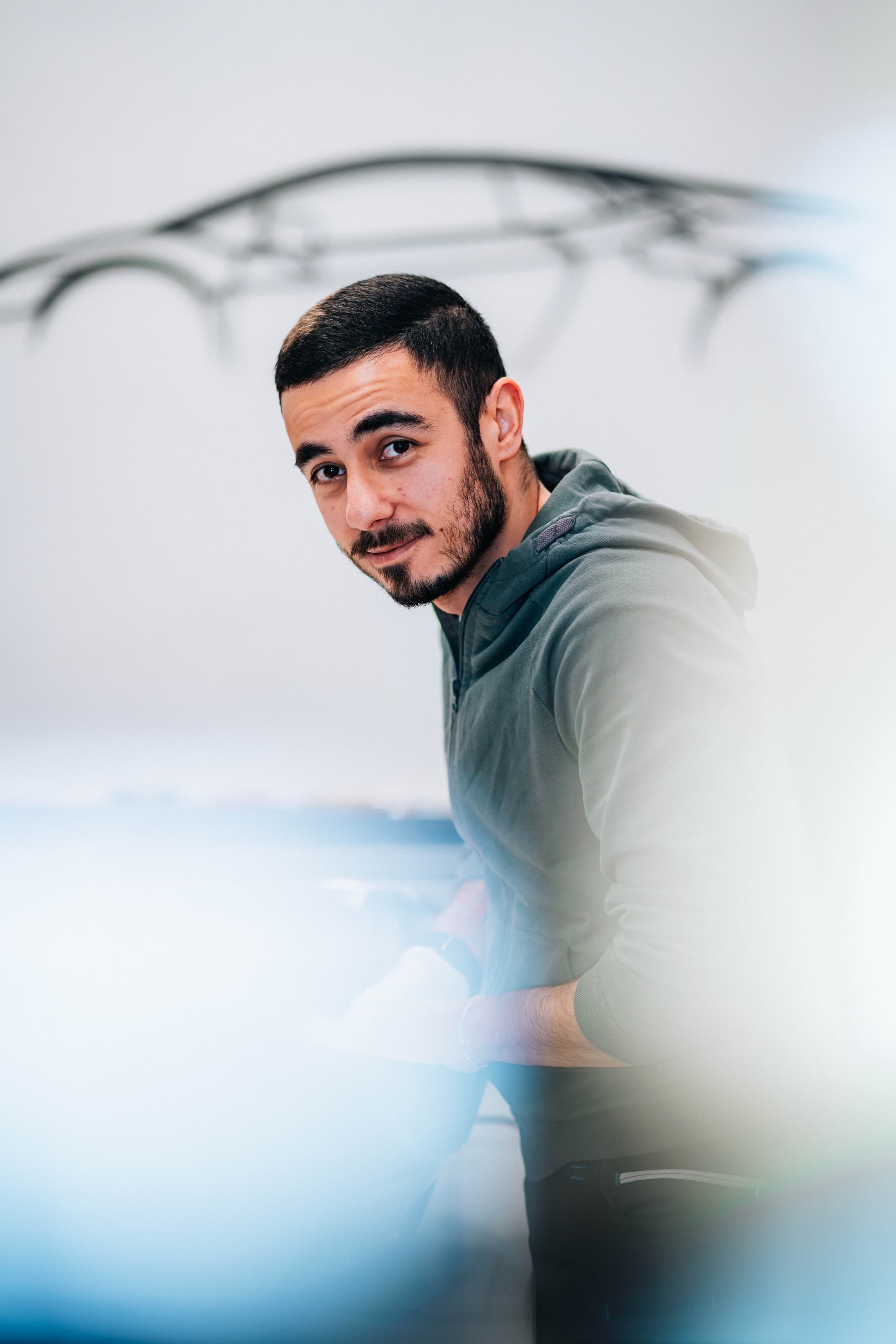 Resit Cetin in der CR Wrap Werkstatt vor der Sportwagen-Silhouette