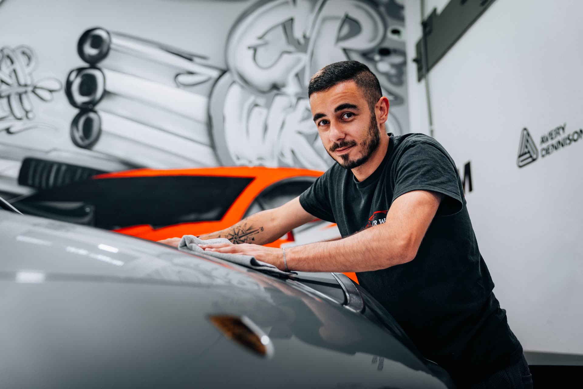 Folierer von CR Wrap bei der Arbeit an einer Fahrzeughaube