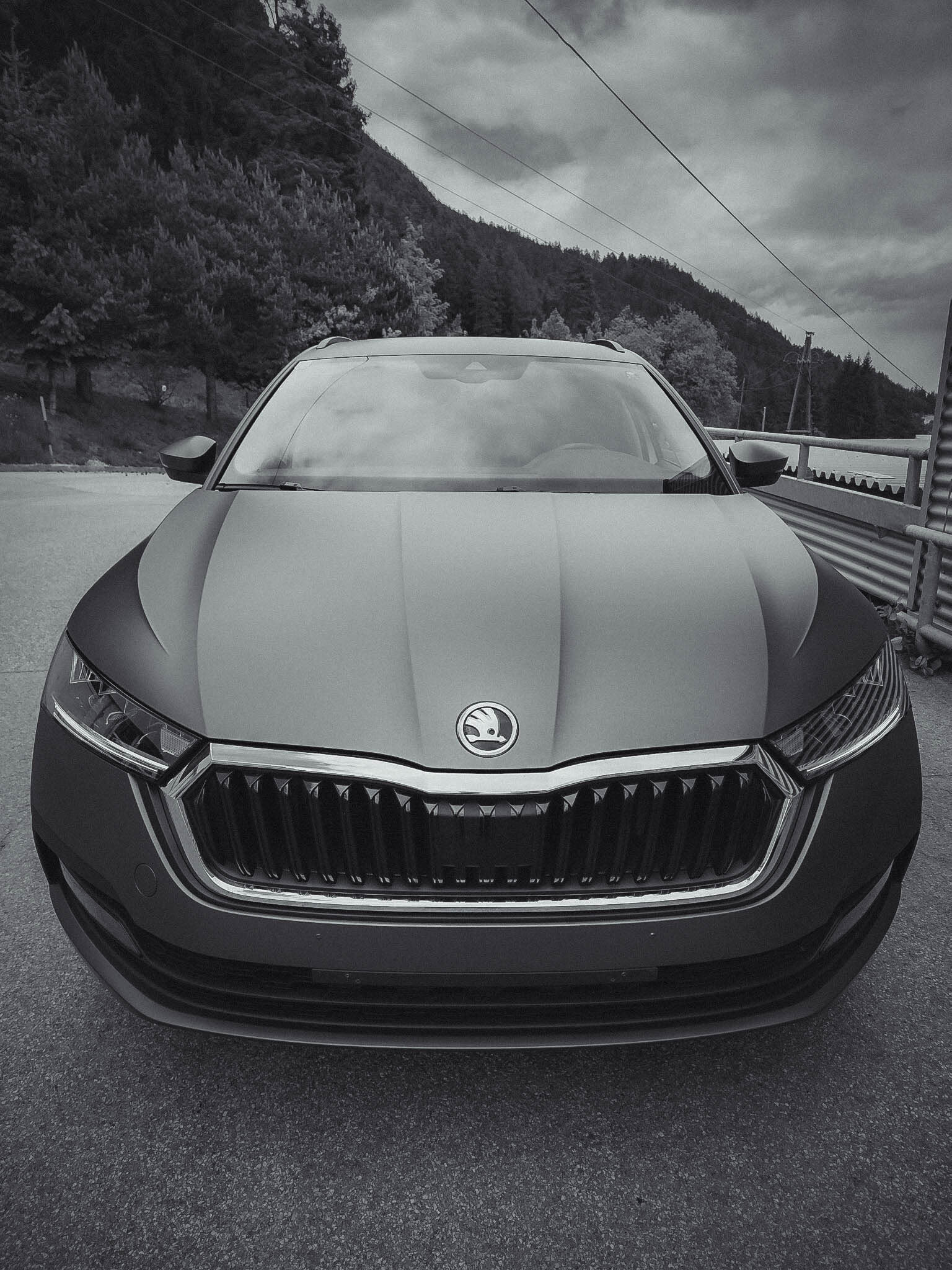 Mattschwarz folierter Škoda