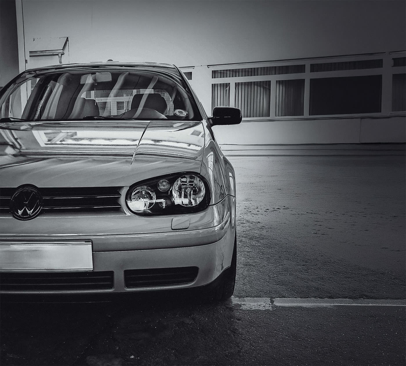 Folierter VW Golf vor der Werkstatt
