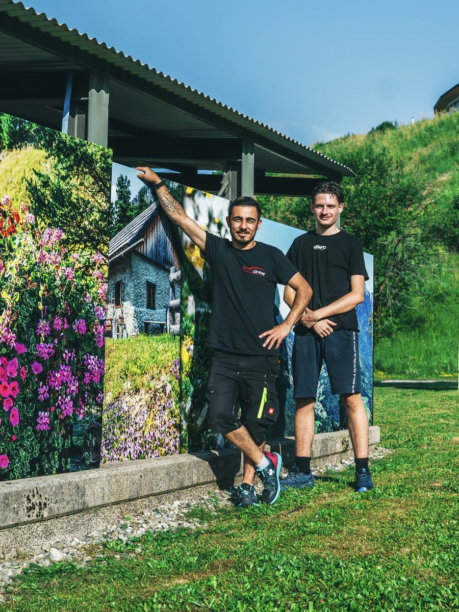 Das Team von CR Wrap und FIANO vor der fertig folierten Müllinsel in Bad Bleiberg