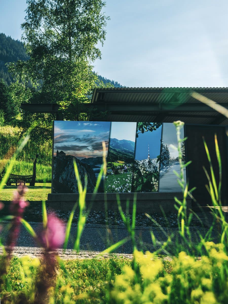 Folierte Müllinsel in Bad Bleiberg im Sommer