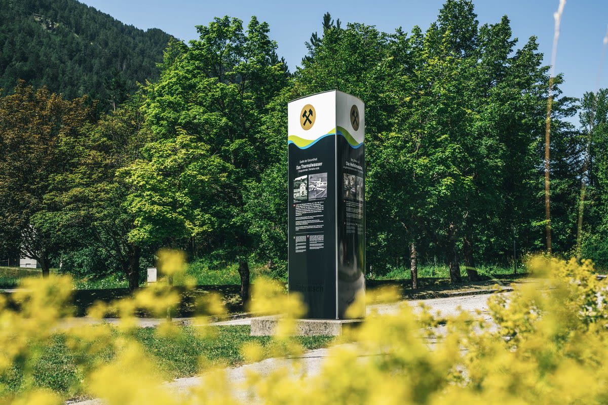 Beschrifteter Werbepylon in Bad Bleiberg