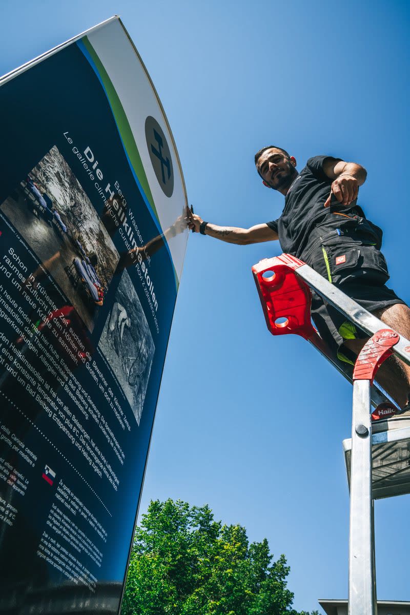 Montage der Beschriftung am Werbepylon